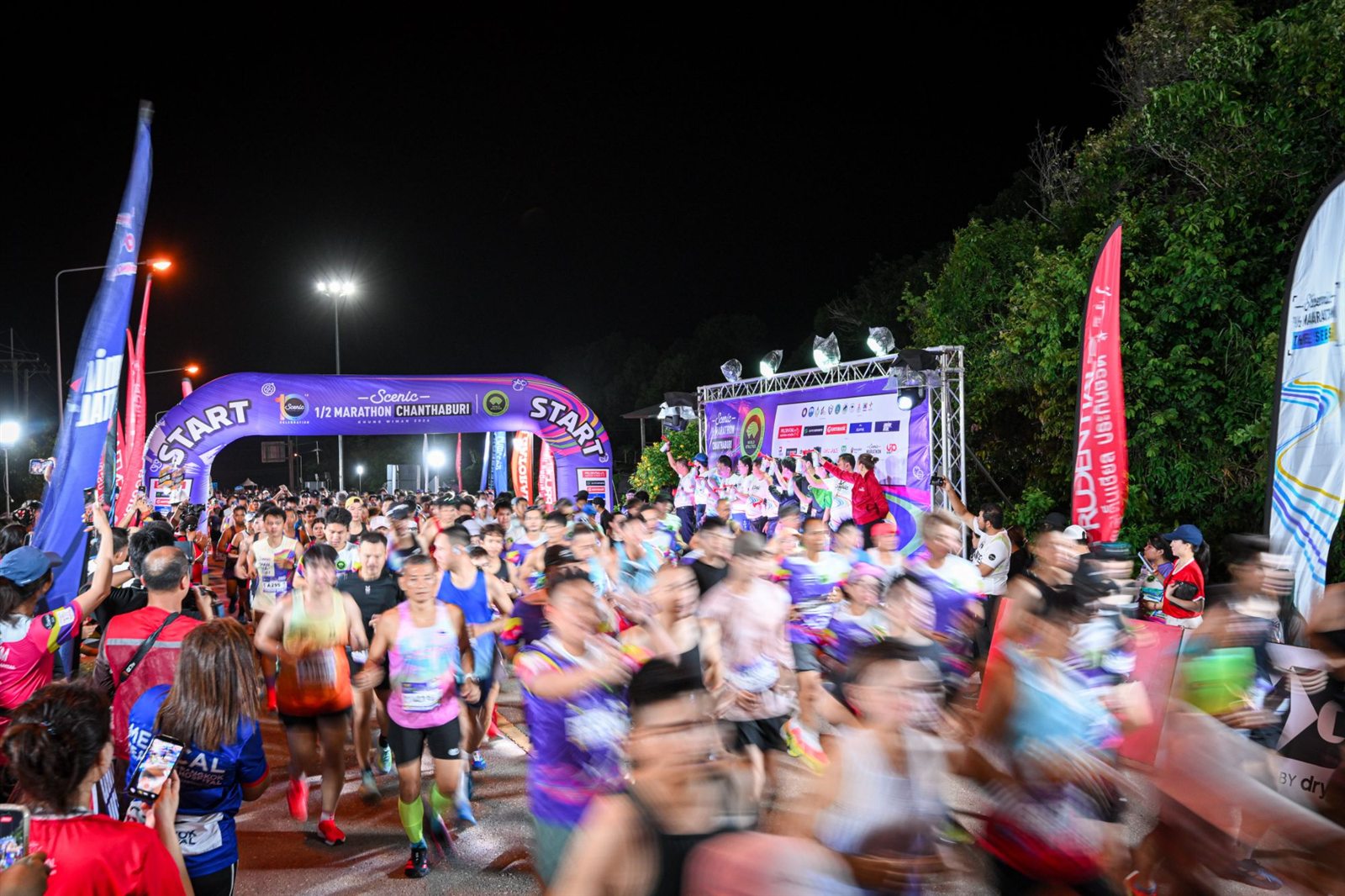 มวลนักวิ่งจุดปล่อยตัว Scenic ½ Marathon Chanthaburi