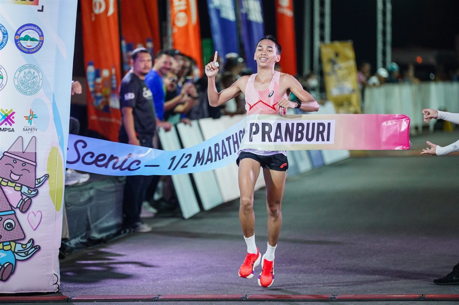 ผู้ชนะเข้าเส้นชัย Scenic ½ Marathon Pranburi